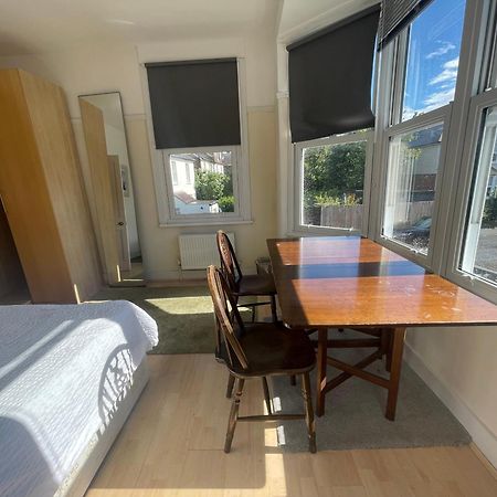 Room With Private Bathroom And Shared Kitchen Londra Dış mekan fotoğraf